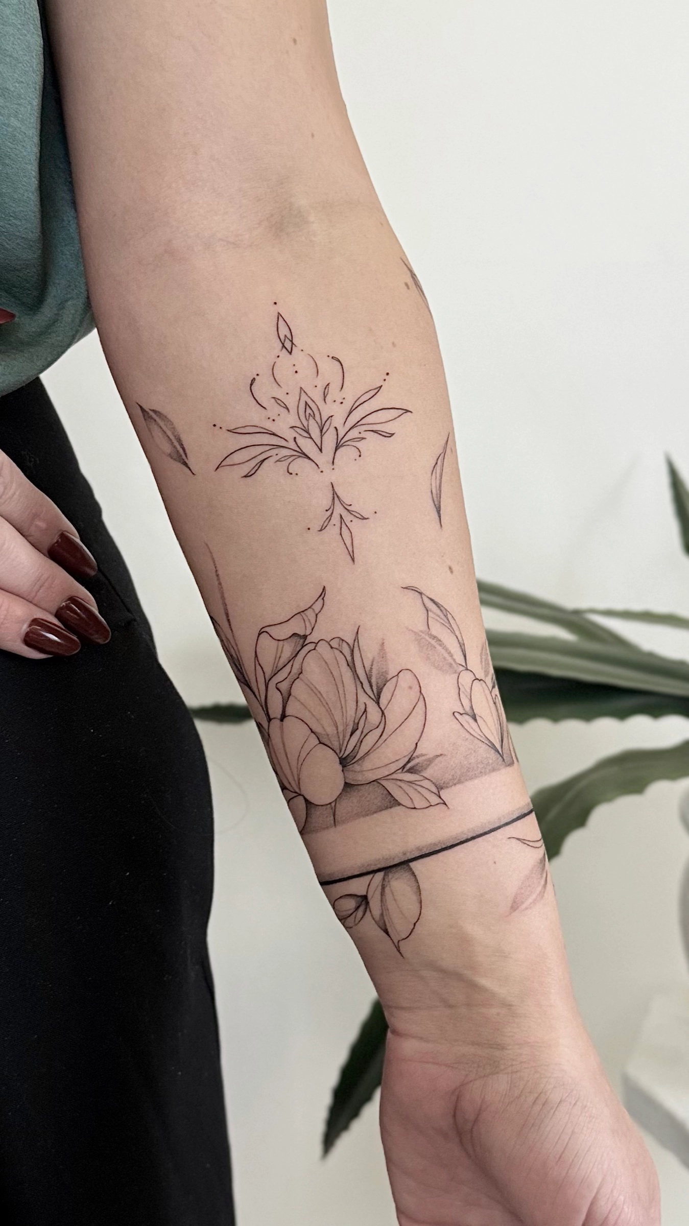 Botanisches Fineline Tattoo von Joshua Téclaire