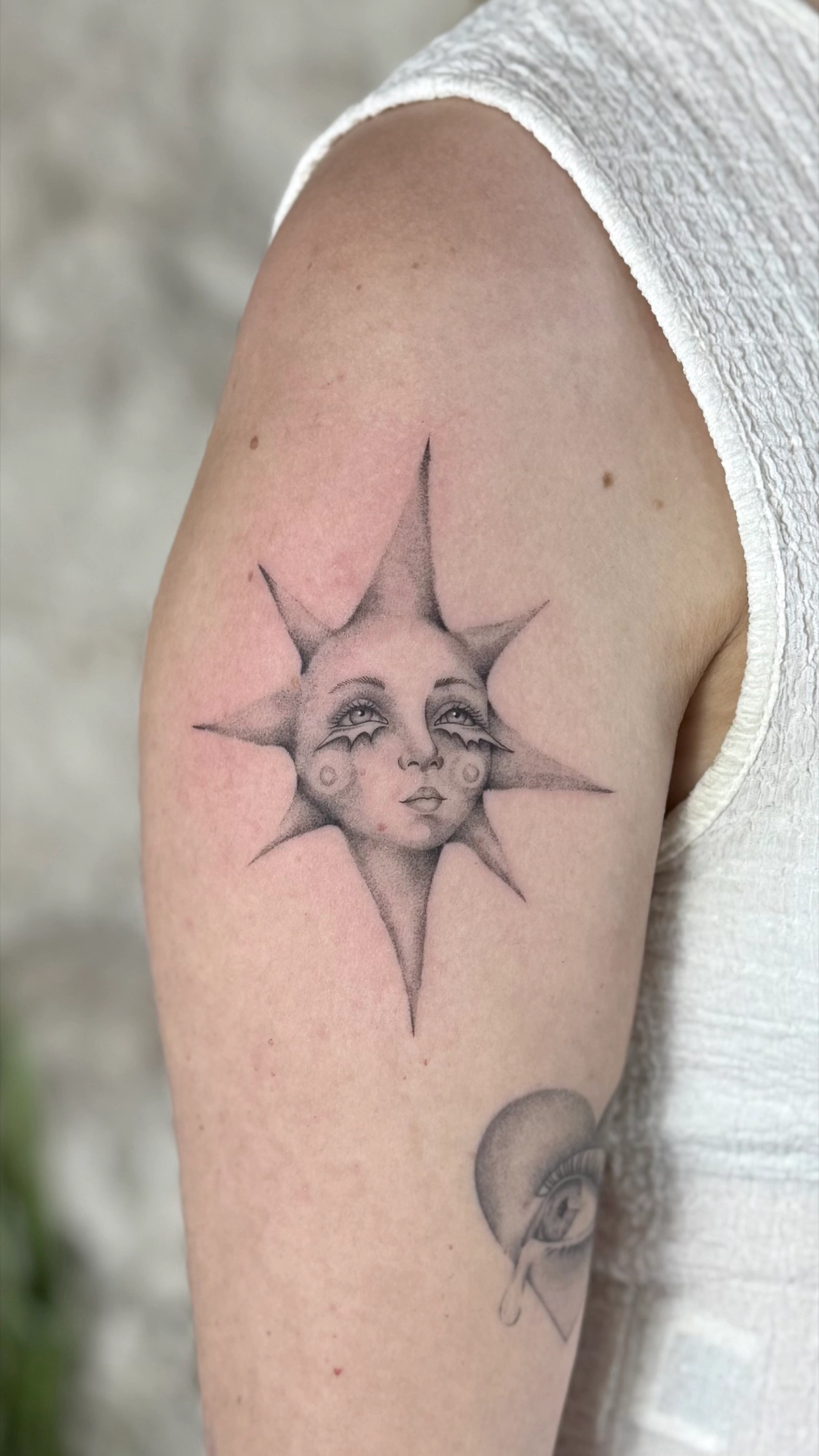 Realistisches Himmelsmotiv als Tattoo von Joshua Téclaire