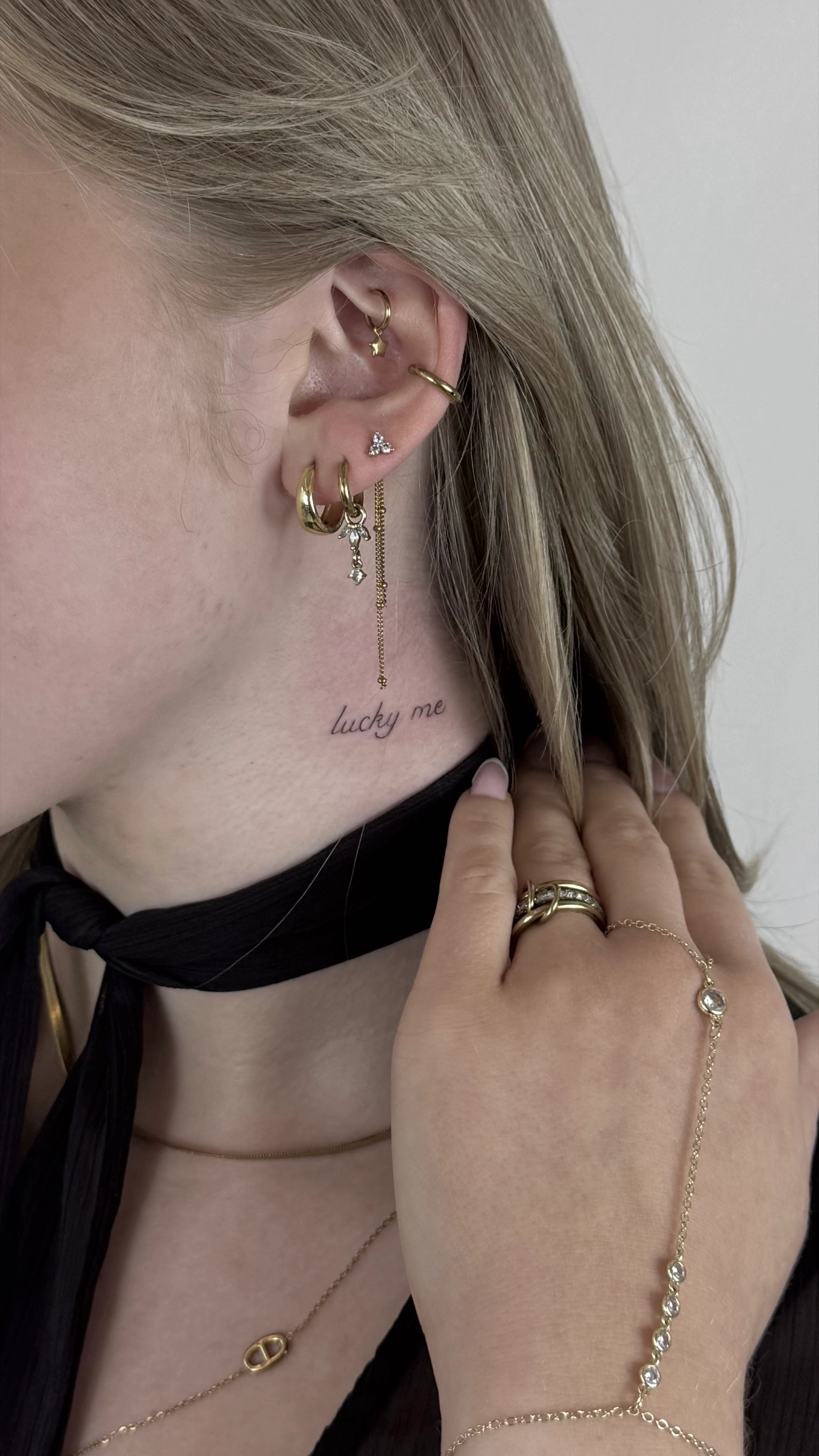 Feiner Schriftzug als Fineline Tattoo im Nacken