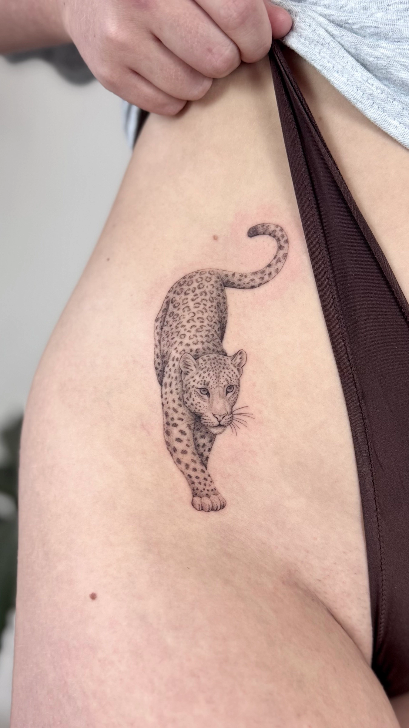 Leopard als Mikrorealismus Tattoo von Joshua Téclaire, Dorsten