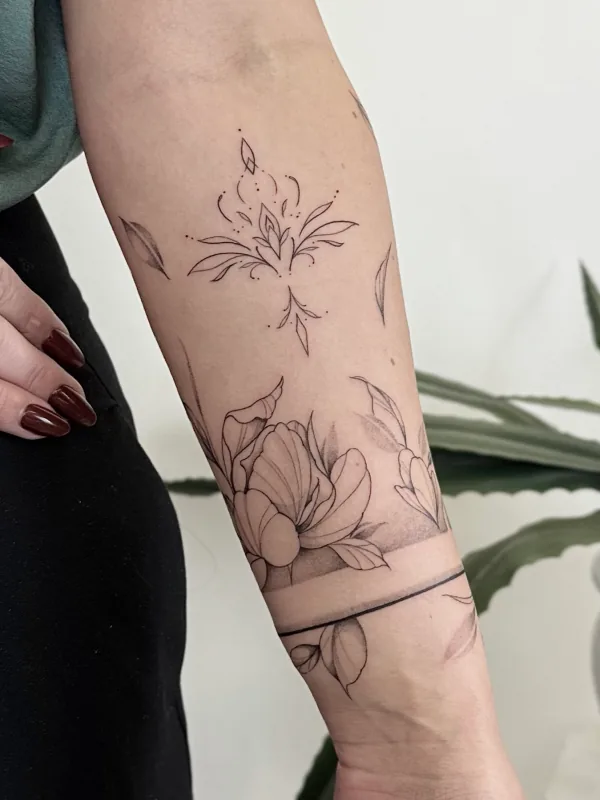 Botanisches Fineline Tattoo mit feiner Linienführung
