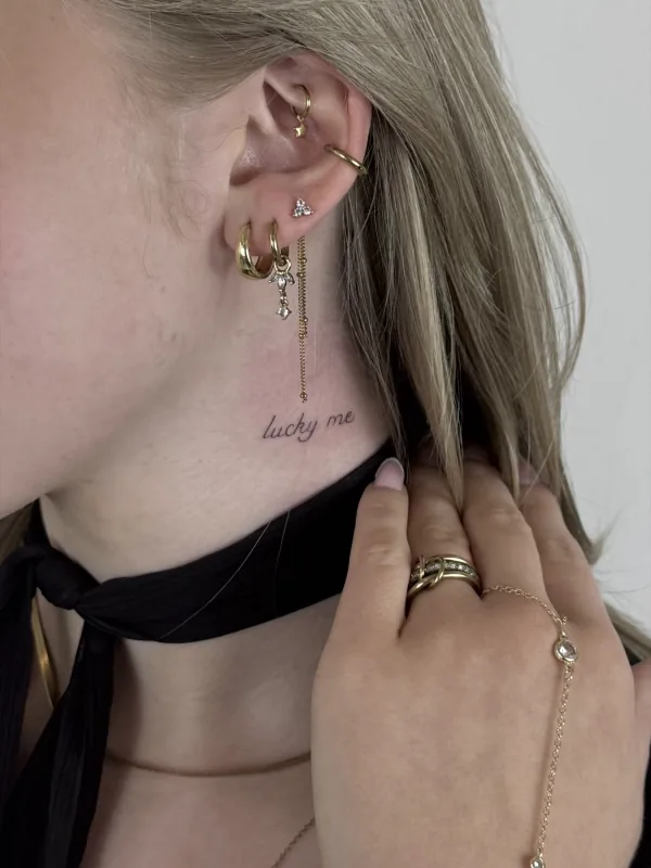 Feiner Schriftzug im Nacken als Tattoo von Joshua Téclaire, Dorsten