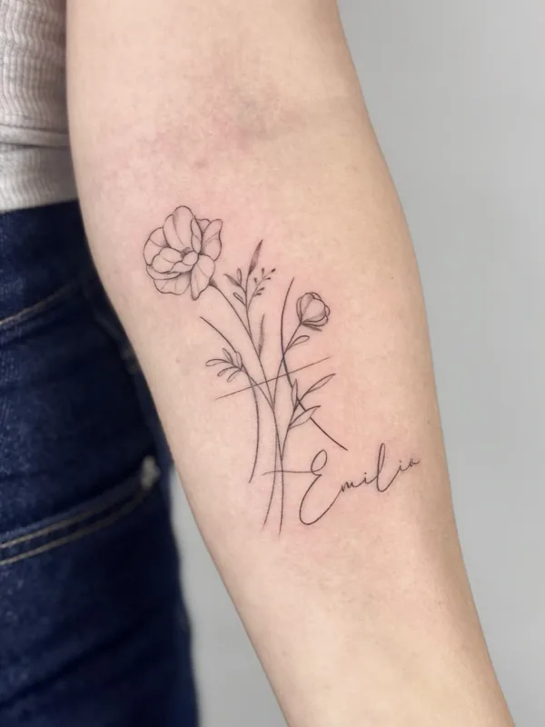 Florales Ornament mit Schriftzug als Fineline Tattoo